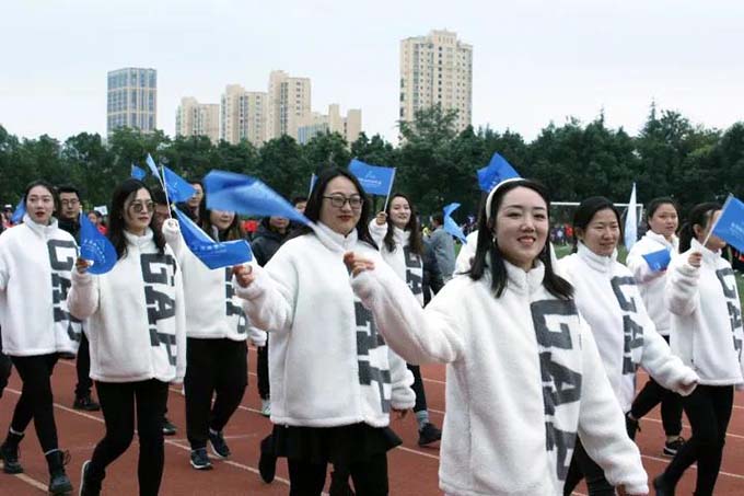超燃！快来看云经管艺术与传媒学院在运动会开幕式上的精彩表现吧！ 第 2 张