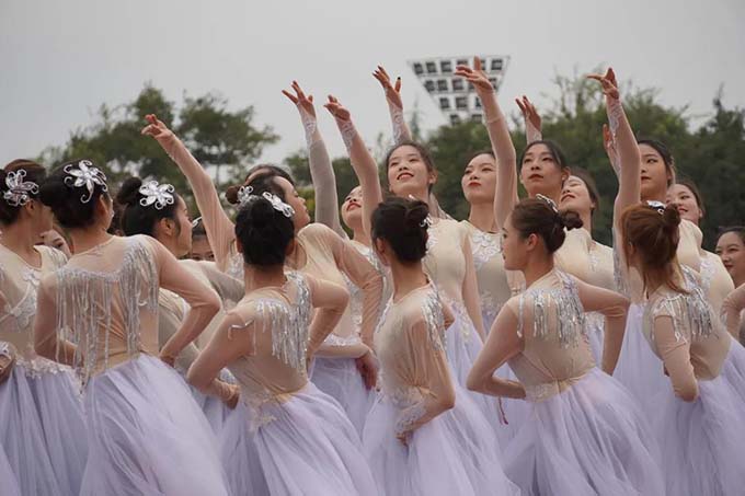 超燃！快来看云经管艺术与传媒学院在运动会开幕式上的精彩表现吧！ 第 4 张