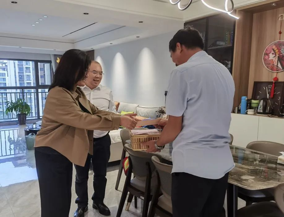 情系教师节 慰问暖人心 | 云南经济管理学院领导班子走访慰问一线教职员工 第 1 张 情系教师节 慰问暖人心 | 云南经济管理学院领导班子走访慰问一线教职员工 第 1 张