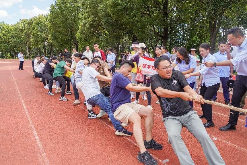 拔河比赛展风采 凝心聚力启新篇 ——云南经济管理学院第四届教职工拔河比赛圆满成功 第 12 张 拔河比赛展风采 凝心聚力启新篇 ——云南经济管理学院第四届教职工拔河比赛圆满成功 第 12 张