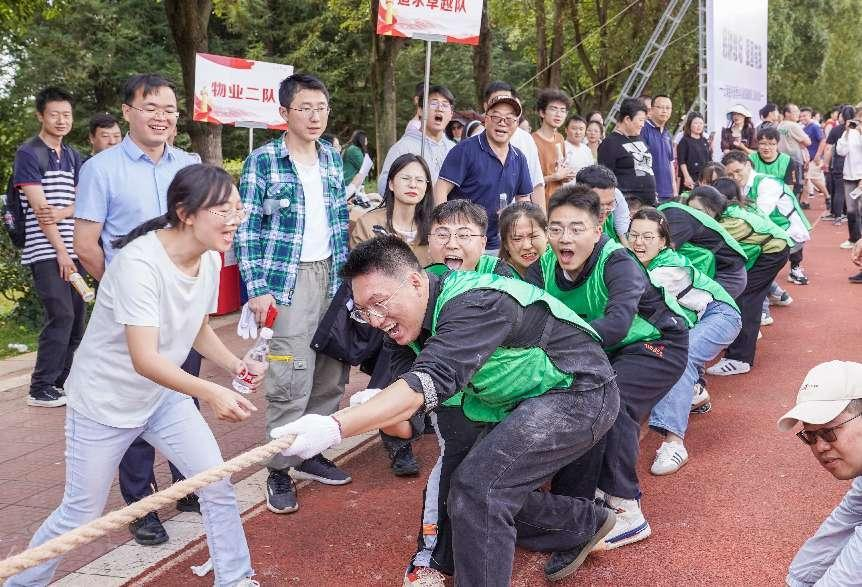 拔河比赛展风采 凝心聚力启新篇 ——云南经济管理学院第四届教职工拔河比赛圆满成功 第 15 张 拔河比赛展风采 凝心聚力启新篇 ——云南经济管理学院第四届教职工拔河比赛圆满成功 第 15 张