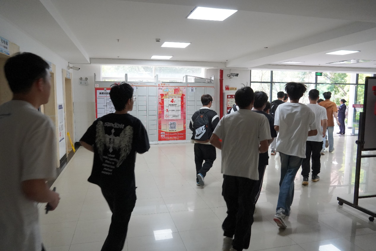 图片 3.png 【信智社区团学活动】信息与智能工程学院积极参与学校综合应急疏散演练 第 2 张