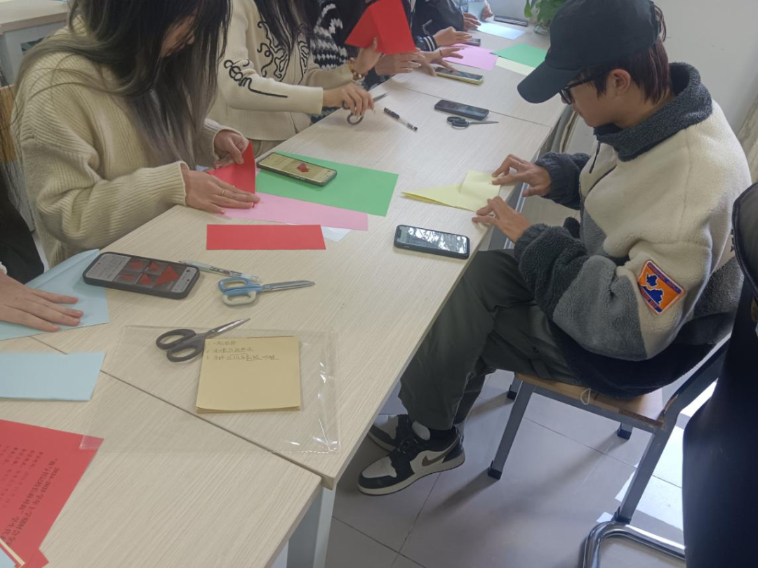 一站式学生社区 | 智慧社区开展“弘扬传统文化 传承剪纸艺术”美育活动 第 2 张