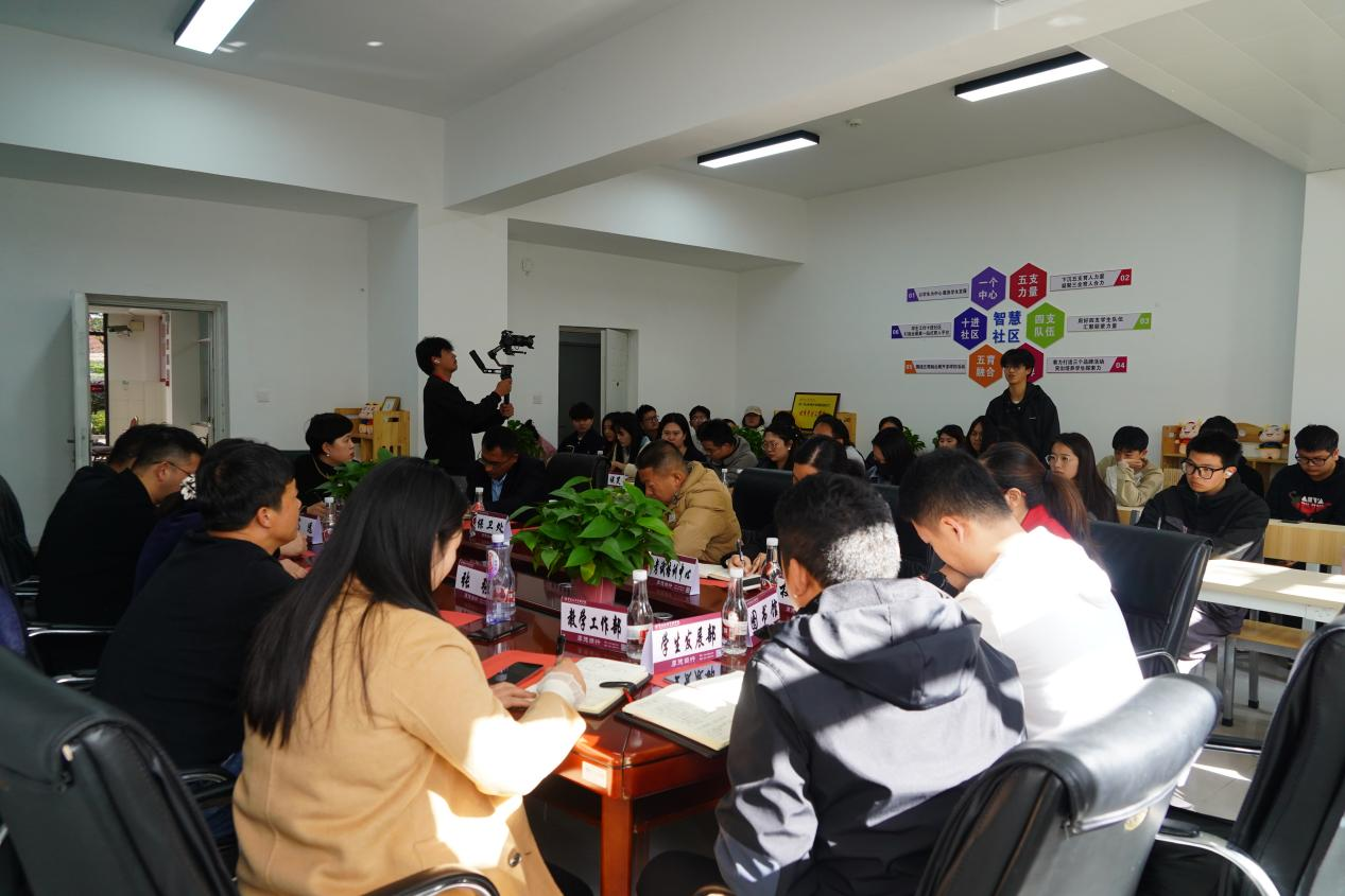 倾听学生心声，共话青春成长 | 财会金融学院召开2024年秋季学期学生代表座谈会 第 2 张