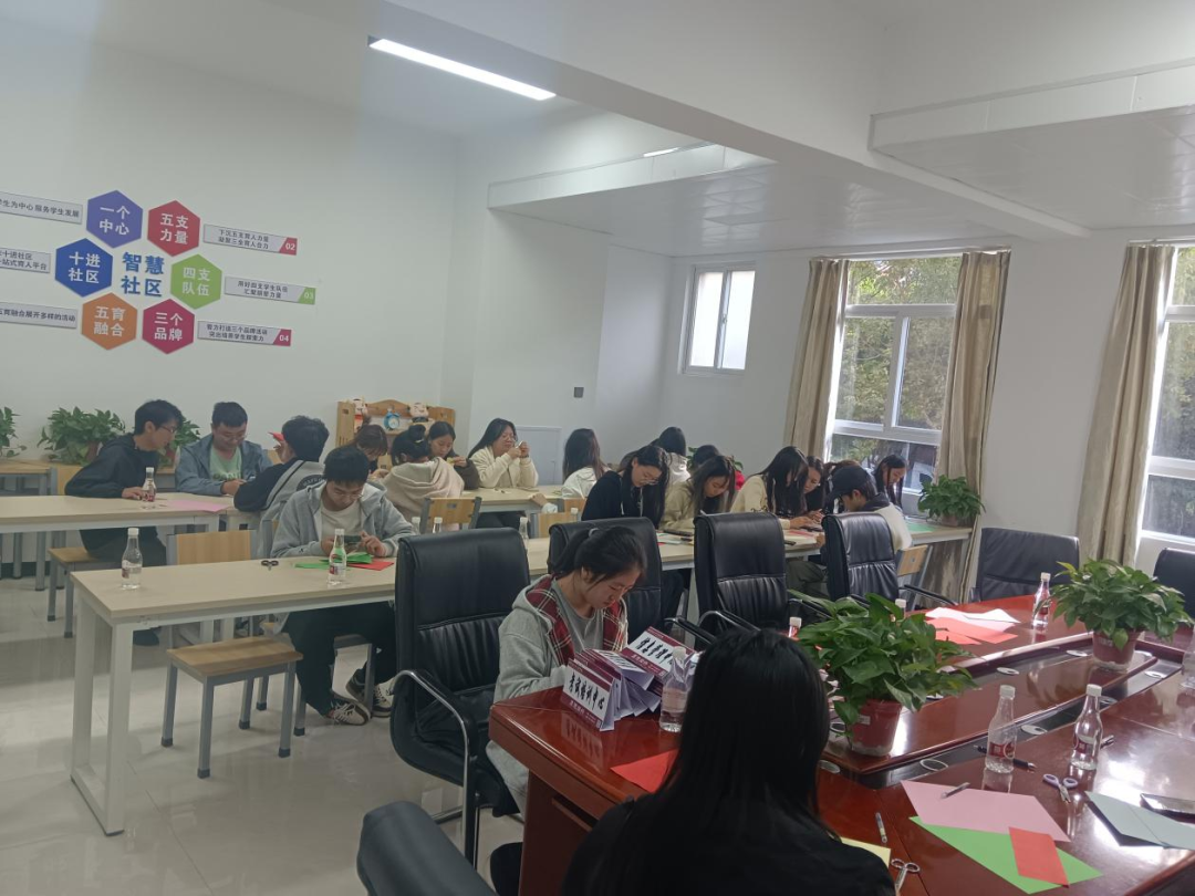 一站式学生社区 | 智慧社区开展“弘扬传统文化 传承剪纸艺术”美育活动 第 1 张