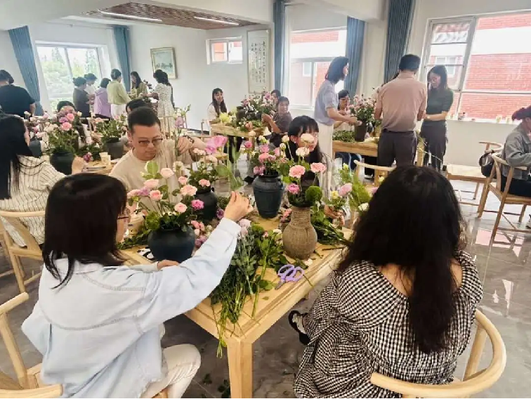 财会金融学院工会“以花之名,共贺生辰”集体生日插花活动顺利举行 第 4 张 财会金融学院工会“以花之名,共贺生辰”集体生日插花活动顺利举行 第 4 张