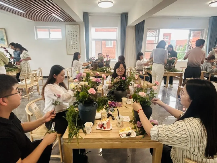财会金融学院工会“以花之名,共贺生辰”集体生日插花活动顺利举行 第 5 张 财会金融学院工会“以花之名,共贺生辰”集体生日插花活动顺利举行 第 5 张