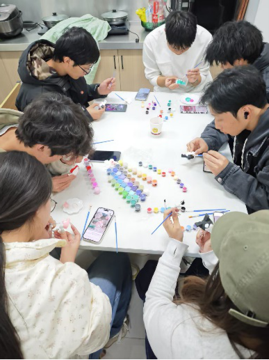 一站式学生社区 | “巧绘心语，石膏焕彩”—财会金融学院智慧社区开展石膏娃娃DIY涂鸦活动 第 2 张