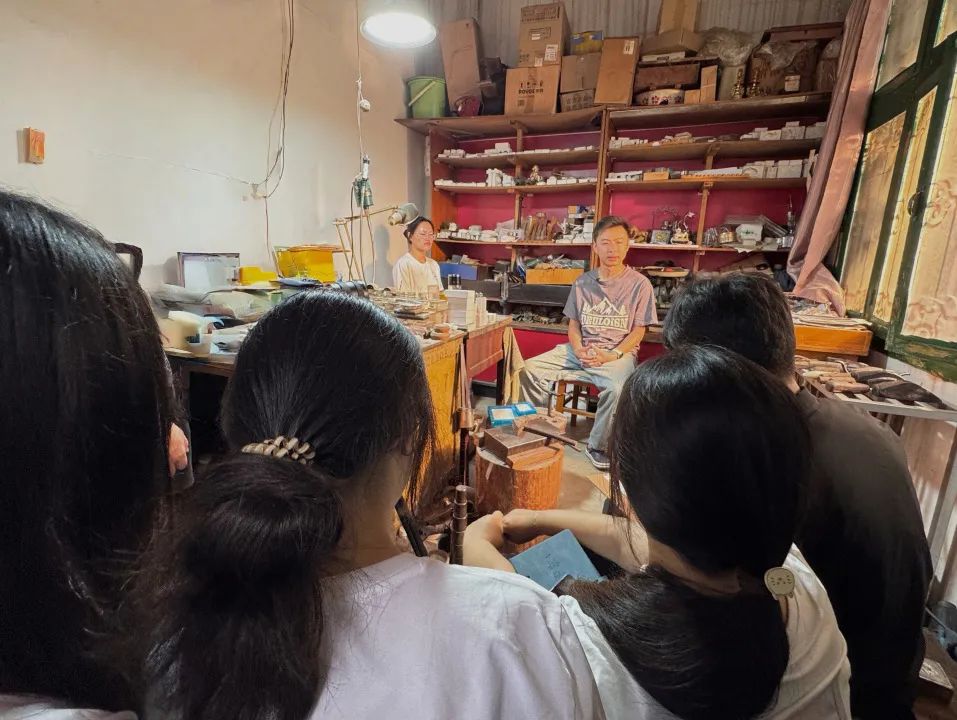 暑期社会实践|财会金融学院走乡村·促振兴实践队对话银饰非遗传承人解码千年技艺的传承密码 第 2 张 暑期社会实践|财会金融学院走乡村·促振兴实践队对话银饰非遗传承人解码千年技艺的传承密码 第 2 张