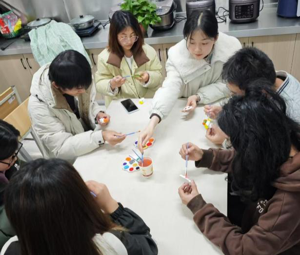 一站式学生社区 | “巧绘心语，石膏焕彩”—财会金融学院智慧社区开展石膏娃娃DIY涂鸦活动 第 6 张
