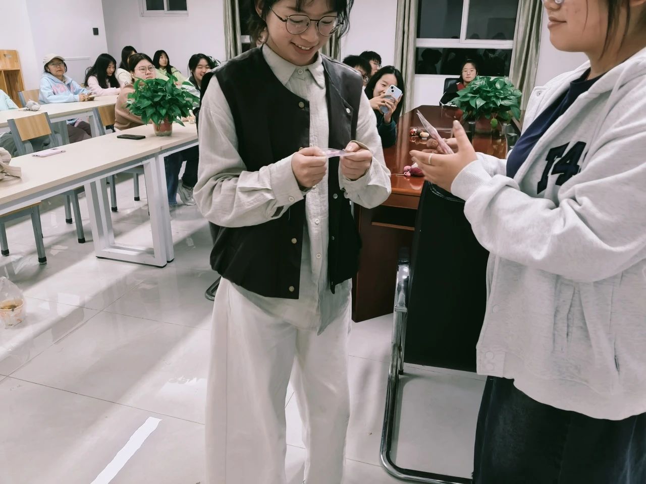 一站式学生社区 | 财会金融学院智慧社区开展“樱韵芳华，美好留存”压花书签制作 第 2 张