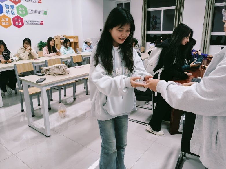 一站式学生社区 | 财会金融学院智慧社区开展“樱韵芳华，美好留存”压花书签制作 第 5 张