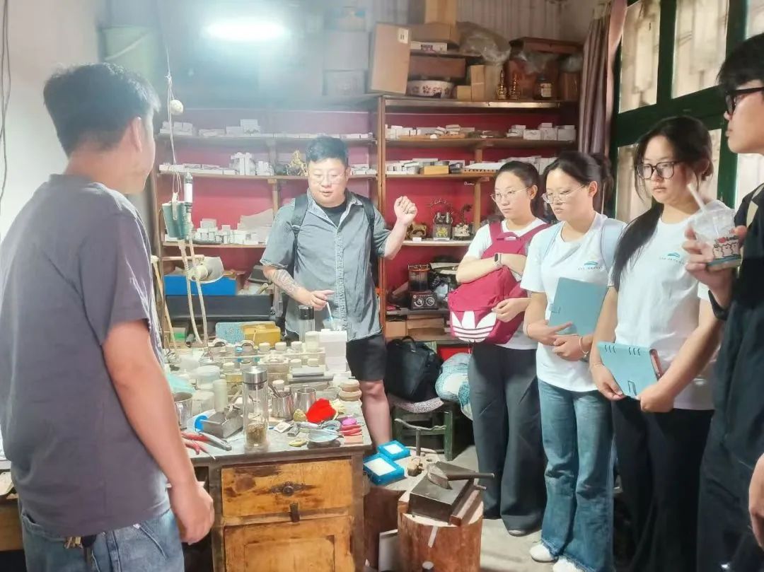 暑期社会实践|财会金融学院走乡村·促振兴实践队对话银饰非遗传承人解码千年技艺的传承密码 第 3 张 暑期社会实践|财会金融学院走乡村·促振兴实践队对话银饰非遗传承人解码千年技艺的传承密码 第 3 张