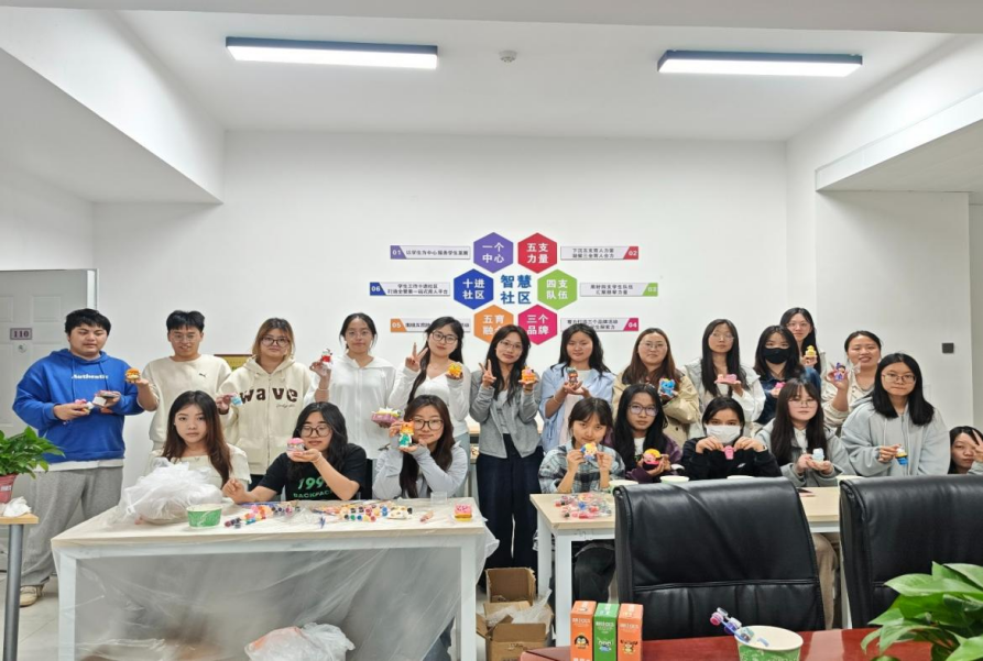 一站式学生社区 | 财会金融学院智慧社区开展石膏趣绘，“塑”造青春活动 第 3 张