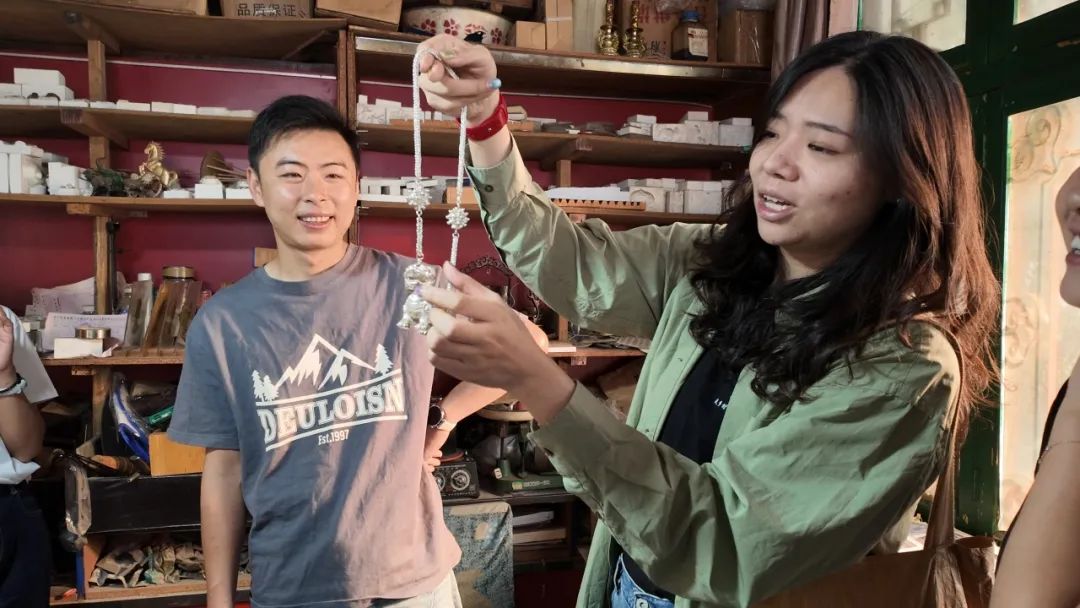 暑期社会实践|财会金融学院走乡村·促振兴实践队对话银饰非遗传承人解码千年技艺的传承密码 第 7 张 暑期社会实践|财会金融学院走乡村·促振兴实践队对话银饰非遗传承人解码千年技艺的传承密码 第 7 张