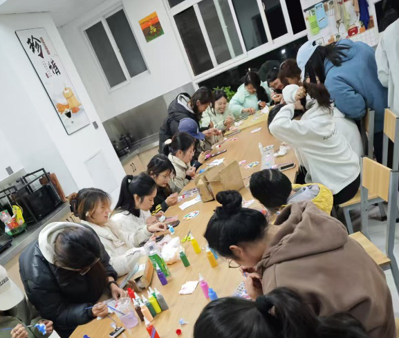 一站式学生社区 | “巧绘心语，石膏焕彩”—财会金融学院智慧社区开展石膏娃娃DIY涂鸦活动 第 7 张