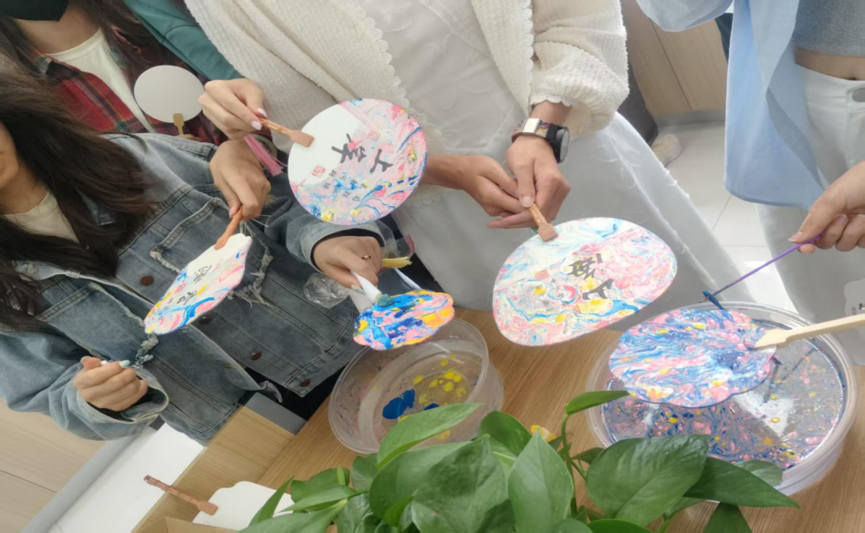 一站式学生社区 | 美育进社区--非遗漆扇制作体验活动圆满完成 第 3 张