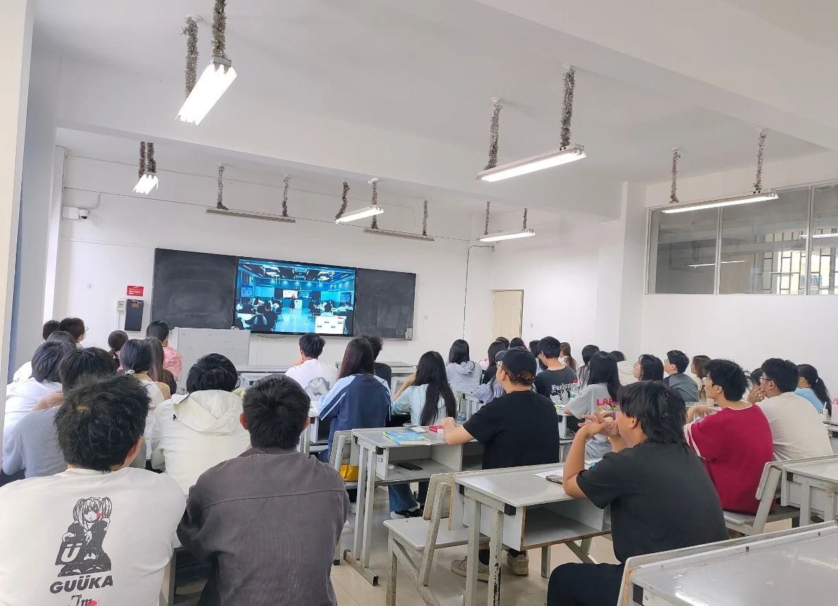 医学院药学、中药学专业参加云南中医药大学 省级一流课程化学分析示范课 第 1 张