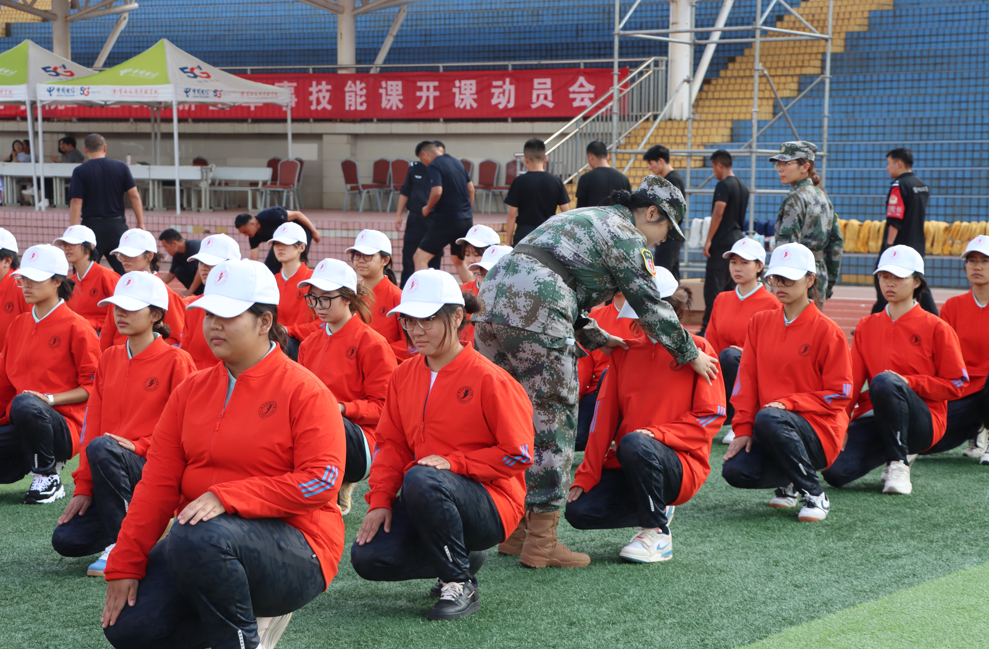 训练场上练硬功，才艺时光添温情 第 6 张