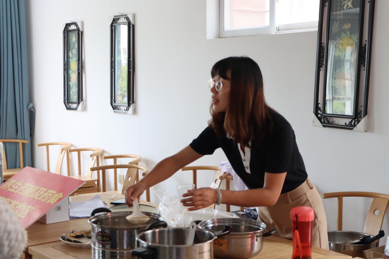 支部行动暖金秋 健康献礼教师节——云南经济管理学院医学院开展教师节党员义诊服务活动 第 5 张 支部行动暖金秋 健康献礼教师节——云南经济管理学院医学院开展教师节党员义诊服务活动 第 5 张