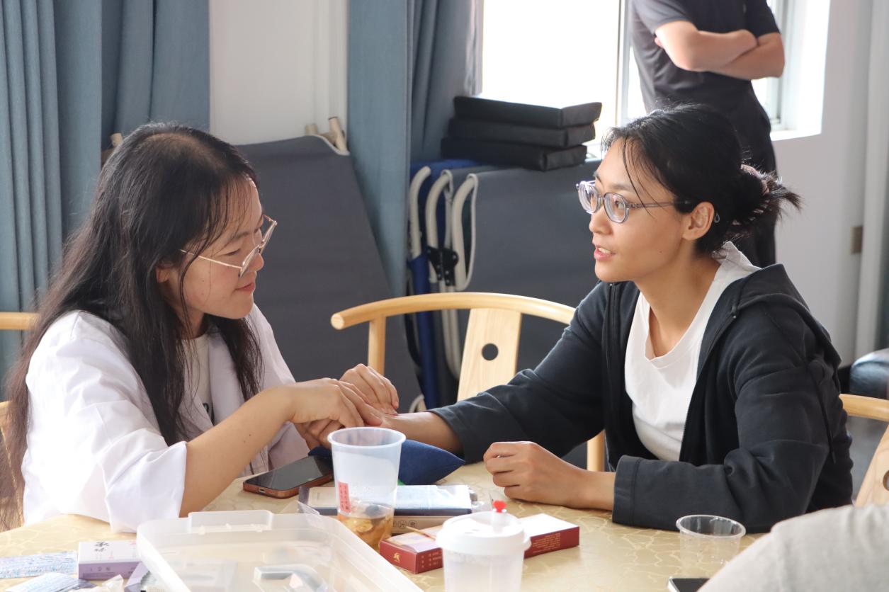 支部行动暖金秋 健康献礼教师节——云南经济管理学院医学院开展教师节党员义诊服务活动 第 7 张 支部行动暖金秋 健康献礼教师节——云南经济管理学院医学院开展教师节党员义诊服务活动 第 7 张