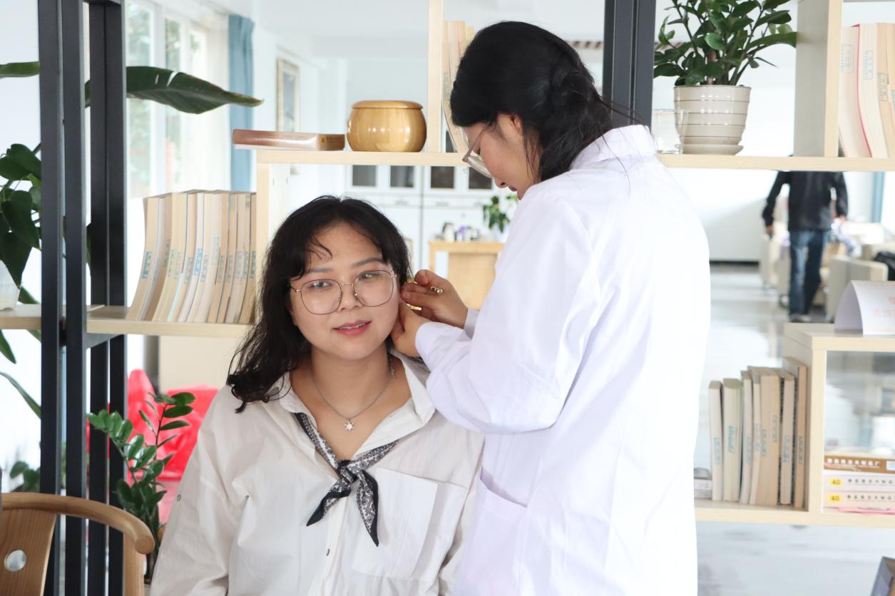 支部行动暖金秋 健康献礼教师节——云南经济管理学院医学院开展教师节党员义诊服务活动 第 9 张 支部行动暖金秋 健康献礼教师节——云南经济管理学院医学院开展教师节党员义诊服务活动 第 9 张