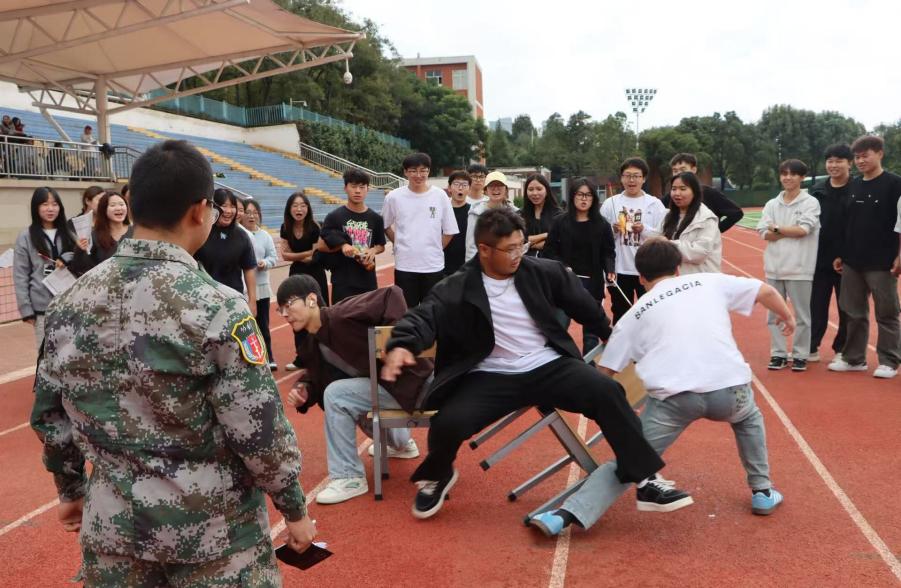 青春聚首启新程，破冰融情绽芳华                        ——医学院团委学生会“破冰行动”素质拓展活动纪实 第 3 张