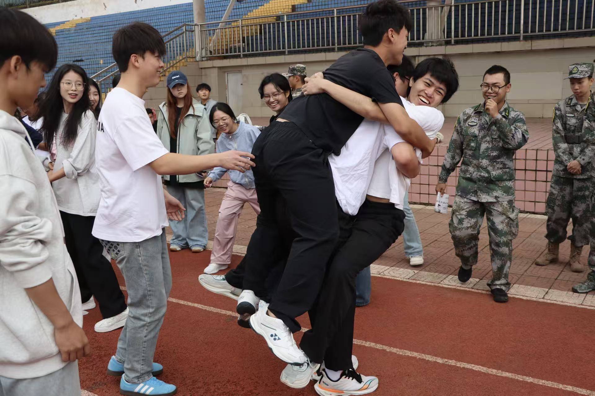 青春聚首启新程，破冰融情绽芳华                        ——医学院团委学生会“破冰行动”素质拓展活动纪实 第 1 张