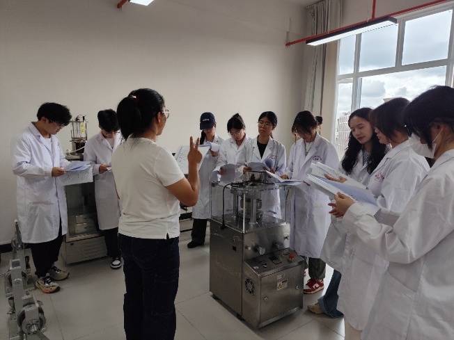 以赛促教强技能，砺练精兵展风采 ——云南经济管理学院医学院药学、中药学专业参加2025年云南省职业院校多项技能大赛 第 1 张