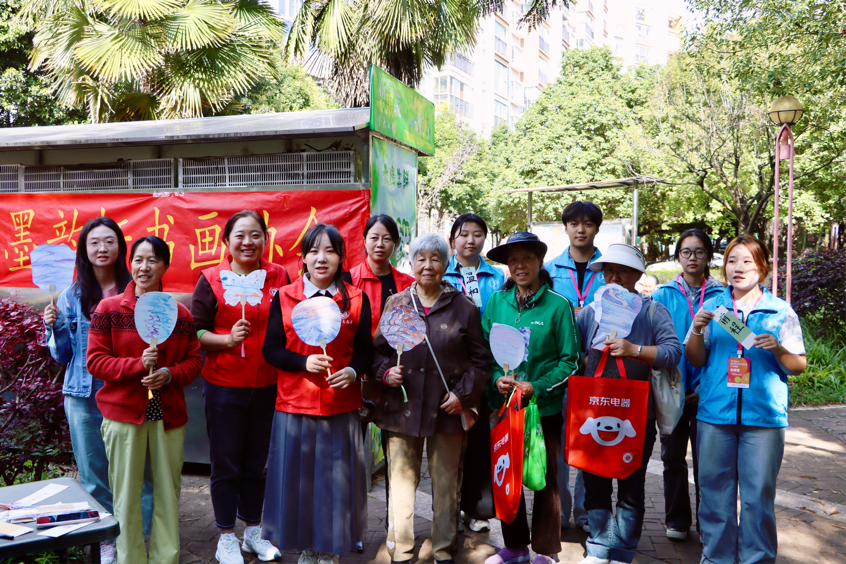 银发添雅韵·重阳习艺行|云南经济管理学院医学院墨韵轩书画协会走进宁湖社区开展公益活动 第 5 张