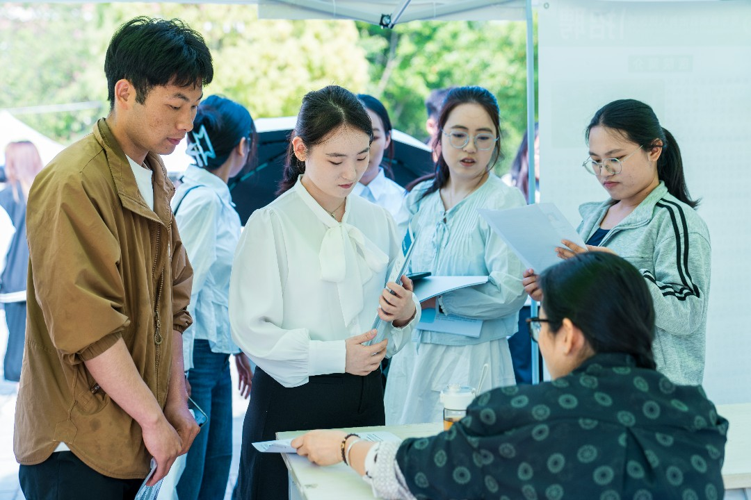 “启程马年 健康安宁”云南经济管理学院医学院专场招聘会圆满举行 第 7 张