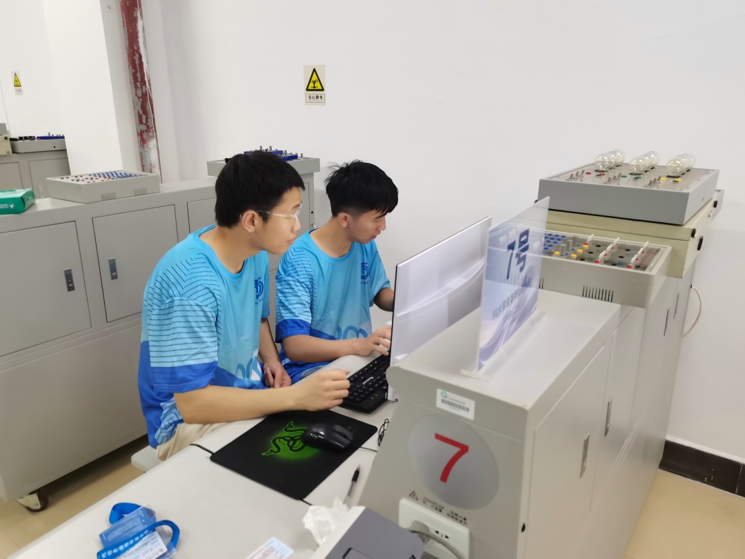 学生比赛现场(1).jpg