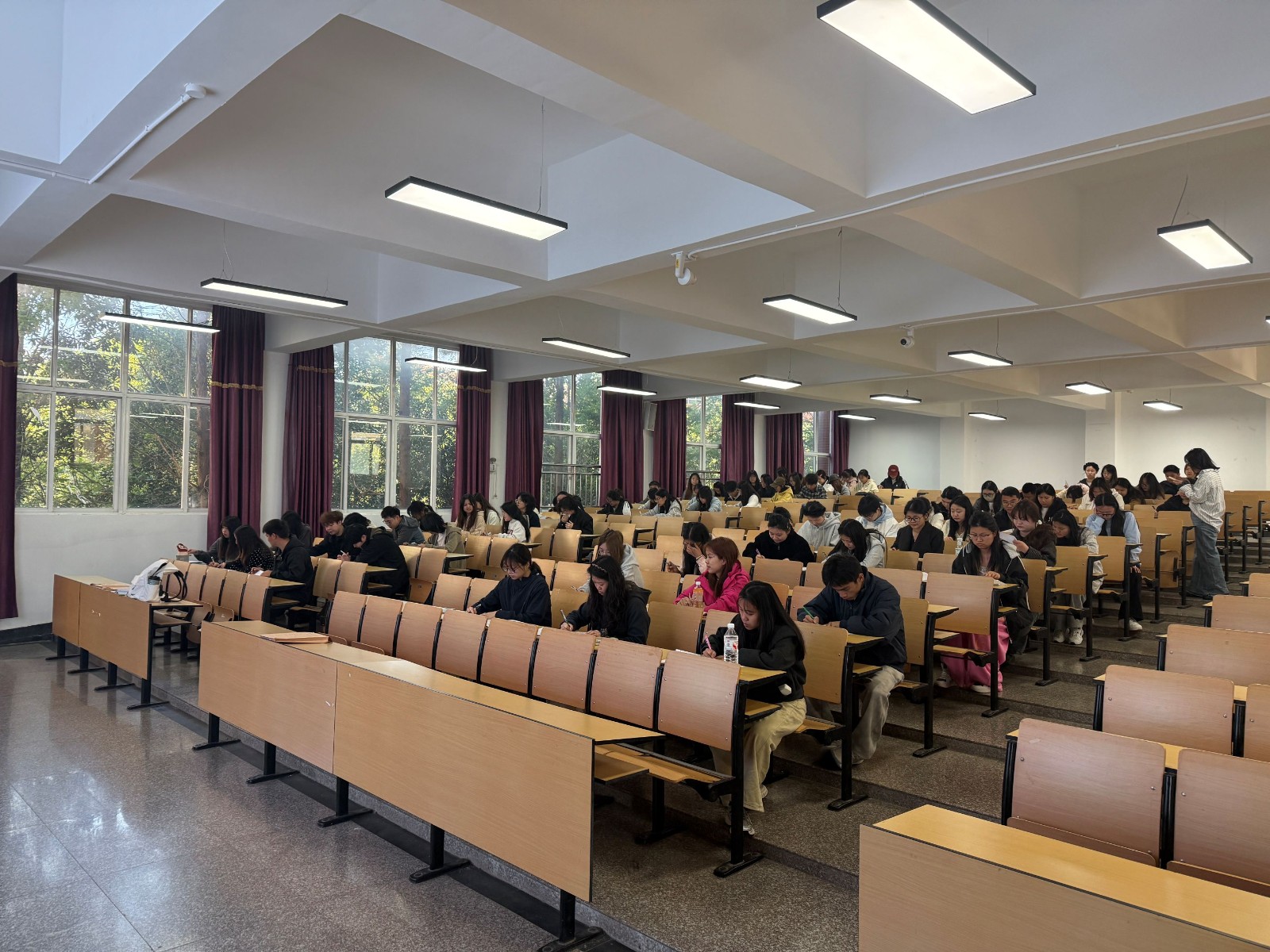 以考验学，以技赋能——医学院2026届专科药学毕业综合考试圆满落幕 第 1 张