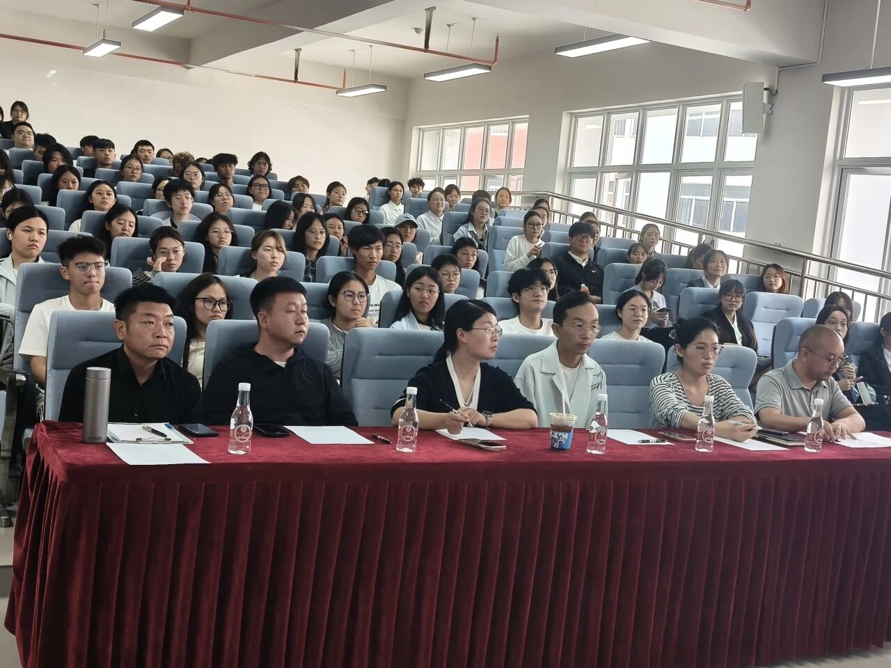 云南经济管理学院医学院举办2026年国家奖学金、省政府奖学金现场答辩会 第 1 张